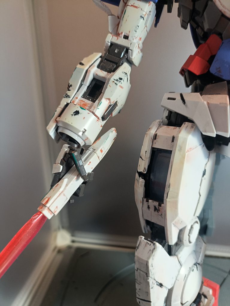 手や足などに鉄ヤスリで切り込みを入れて、ダメージ加工を施しました。