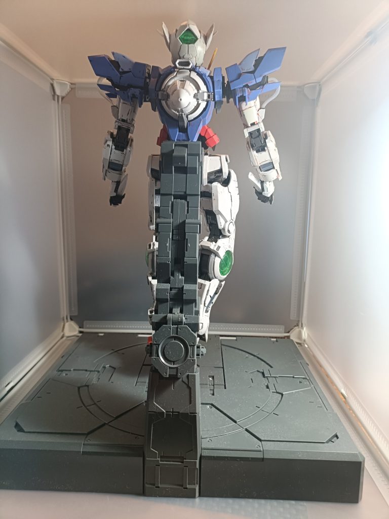 背面でビームエフェクトが、撮影ブースに入らなかったので、外しています。PGの台座を使っています。