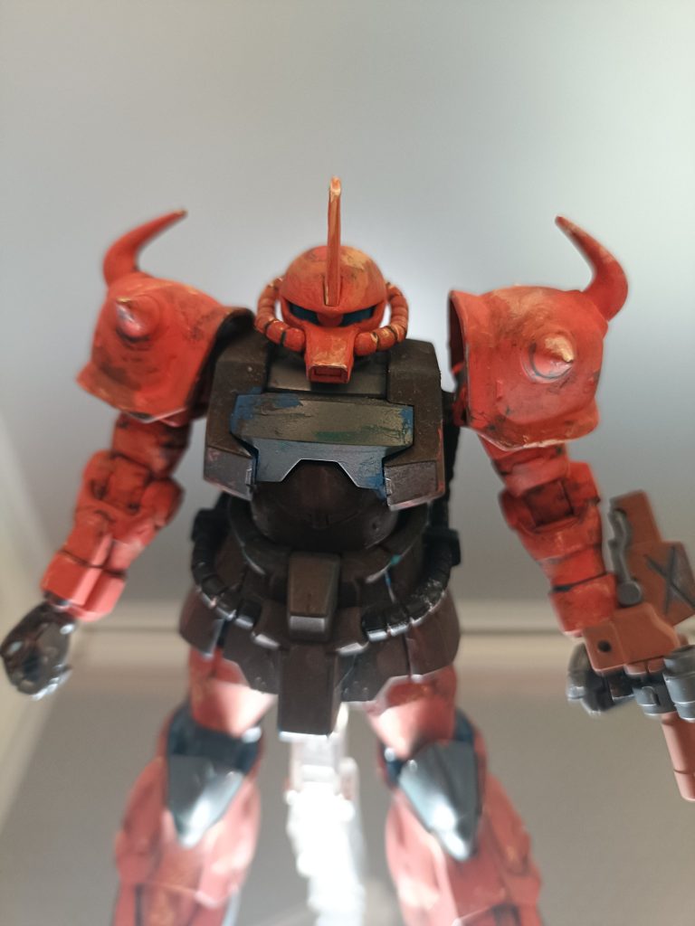 頭など各所に汚しを入れました。