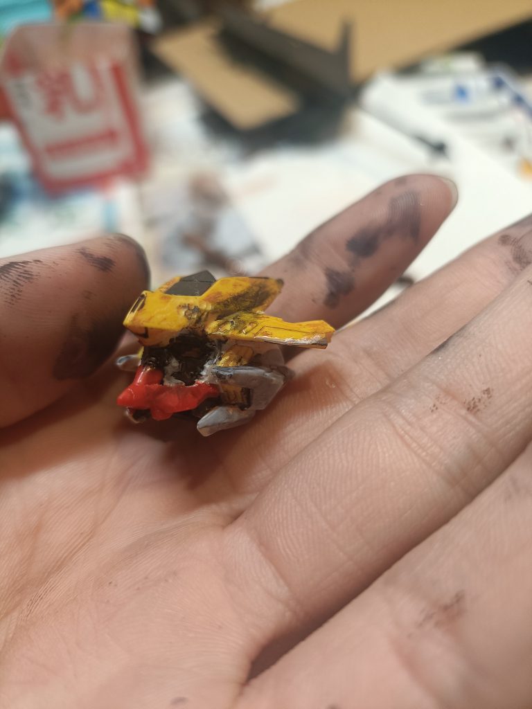 ちょっと見にくいですね(zaku-kao4)黒いのは前述のスミ入れ塗料です。