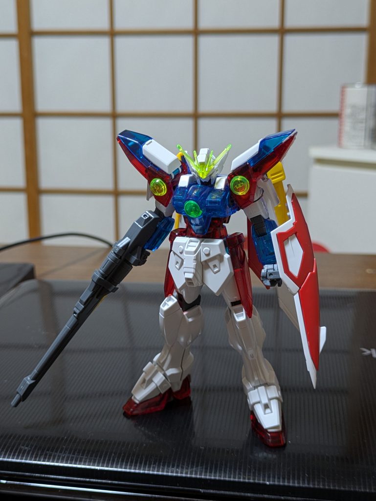 ウイングファンの皆さん、すみません。胸のダクトが角ばってるところ、足の前後開きも好きなので……。