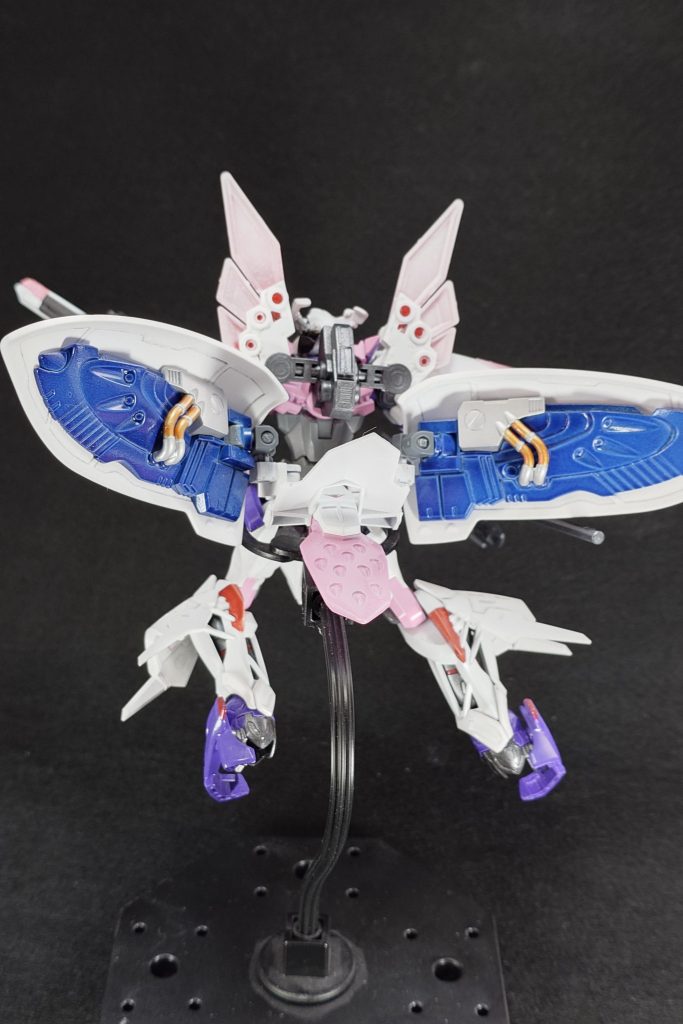 背面にはビットコンテナとキュベレイの肩パーツを付けました。翅のように見えるように配置して閉じられるようにしていたのですが、一度付け根が折れてから閉じられなくなりました。