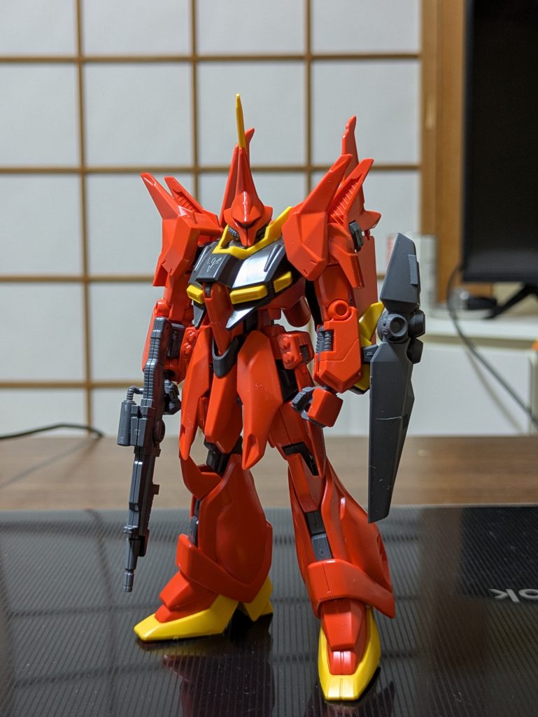 ヒザの角度？肩アーマーの角度？なんかカッコよく見えます。（あばたもエクボかな…？）