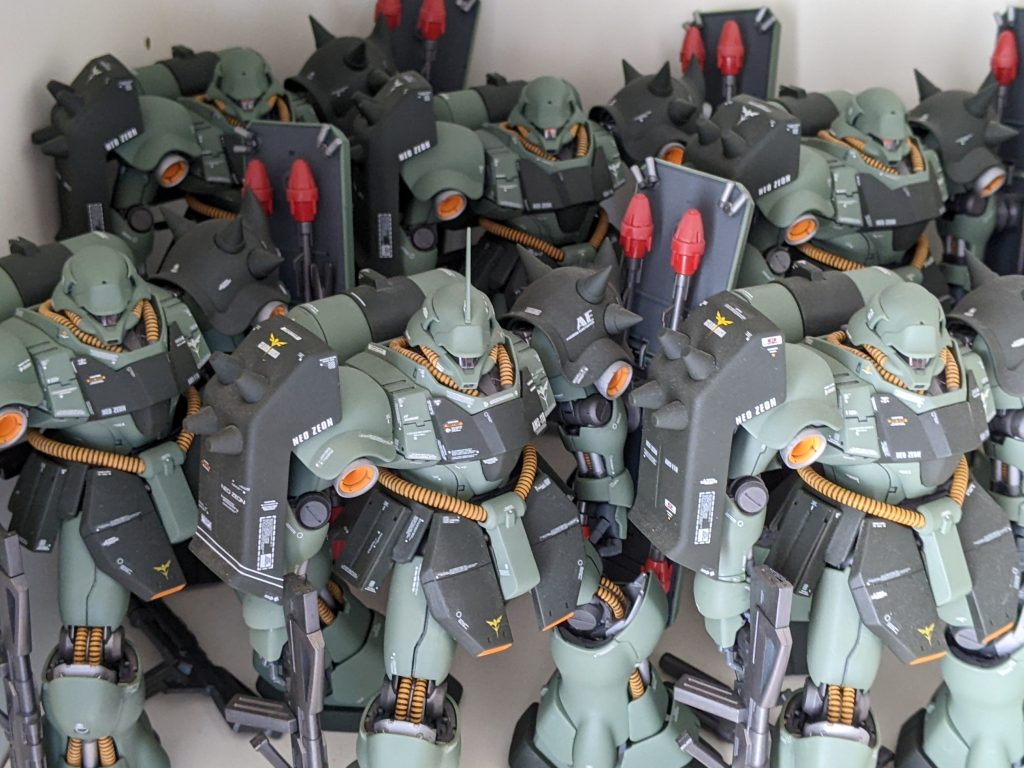 塗装は内側だけして、外装はそのままです。その方が統一感が出るかなと。つや消しは全機してるので、それでだいぶ雰囲気が出た気がします。一人だけ銃落としてますが、その辺は御愛嬌ということで(gundam-kao10)