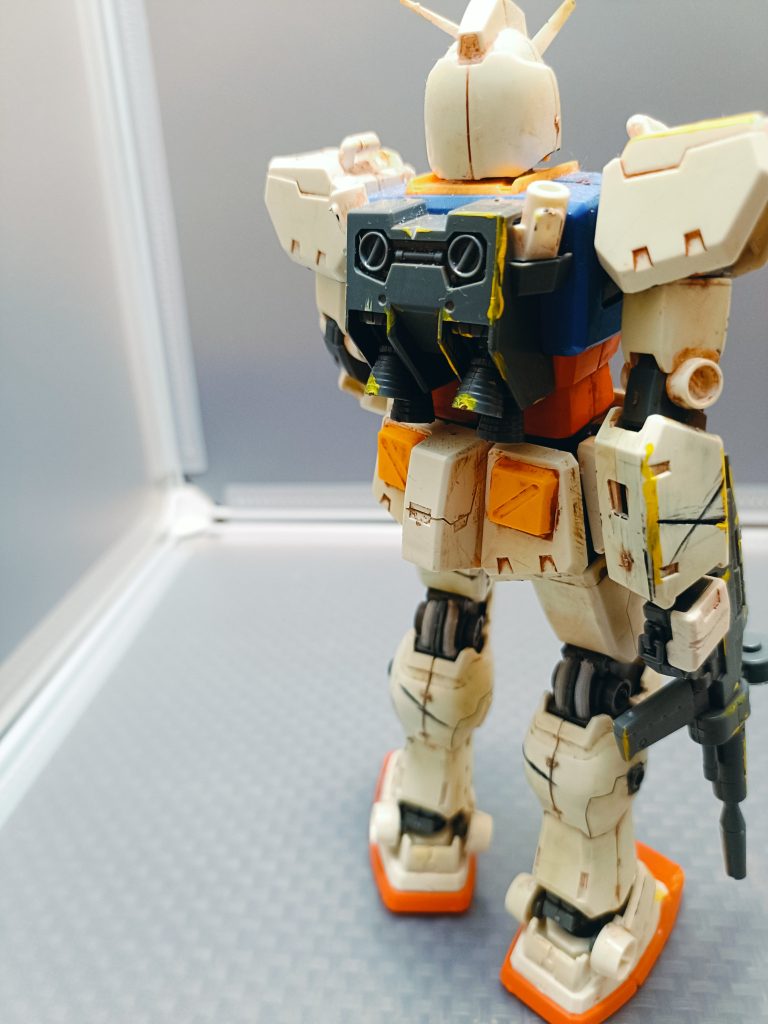 ガンダムに乗るのはアムロです。アムロは後ろを取られることはないので後ろの汚しは控えめに