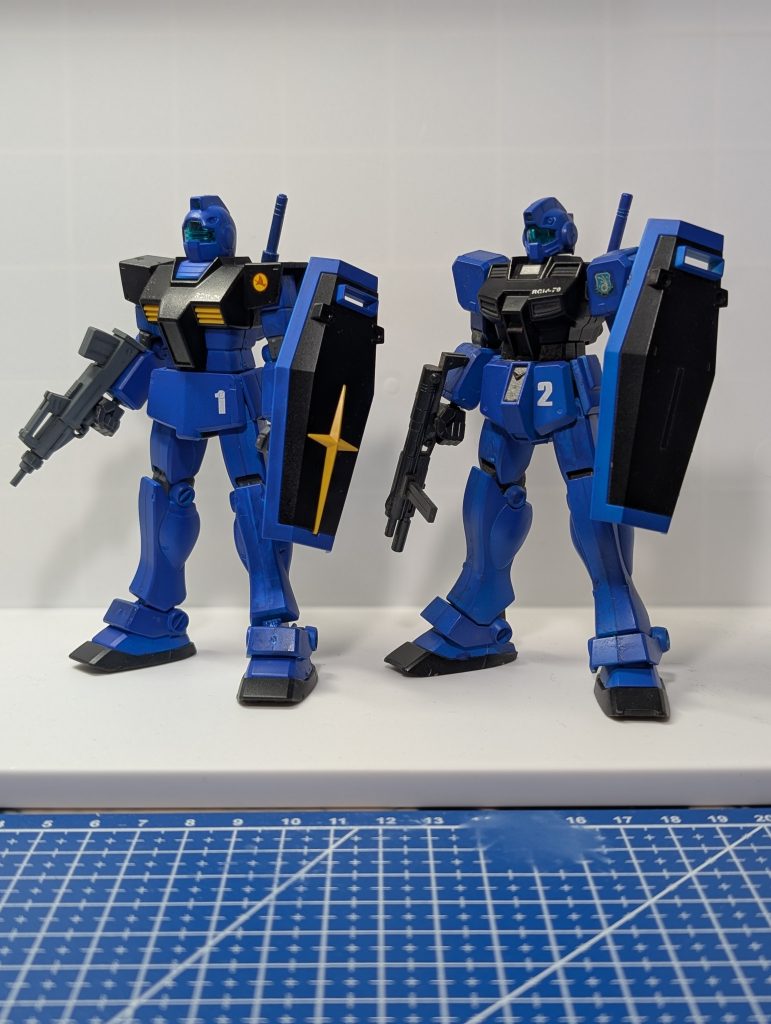 25年近く前に作ったジムズです。初めて塗装するのに缶スプレーでランナー塗装など難易度高い事ばかりやって、今見るとトホホな仕上り(zaku-kao10)当時は、スレッガー中尉の元部下達がソロモンでの悲報を聞き、哀悼の意の為に機体をスレッガー中尉の好んでいたブルーと弔意のブラックに染めた、などと妄想だけは一丁前でしたね(gundam-kao5)