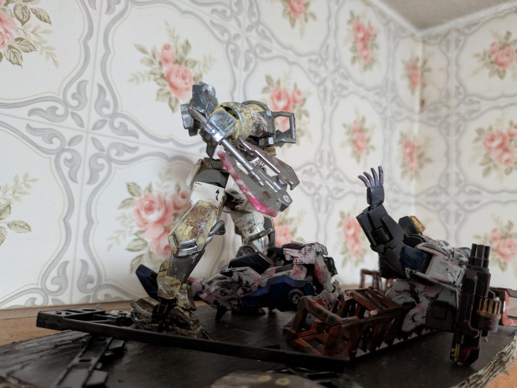 武装は余っていた1番くじのやつを使って鉄骨などは100均で売ってるやついました。