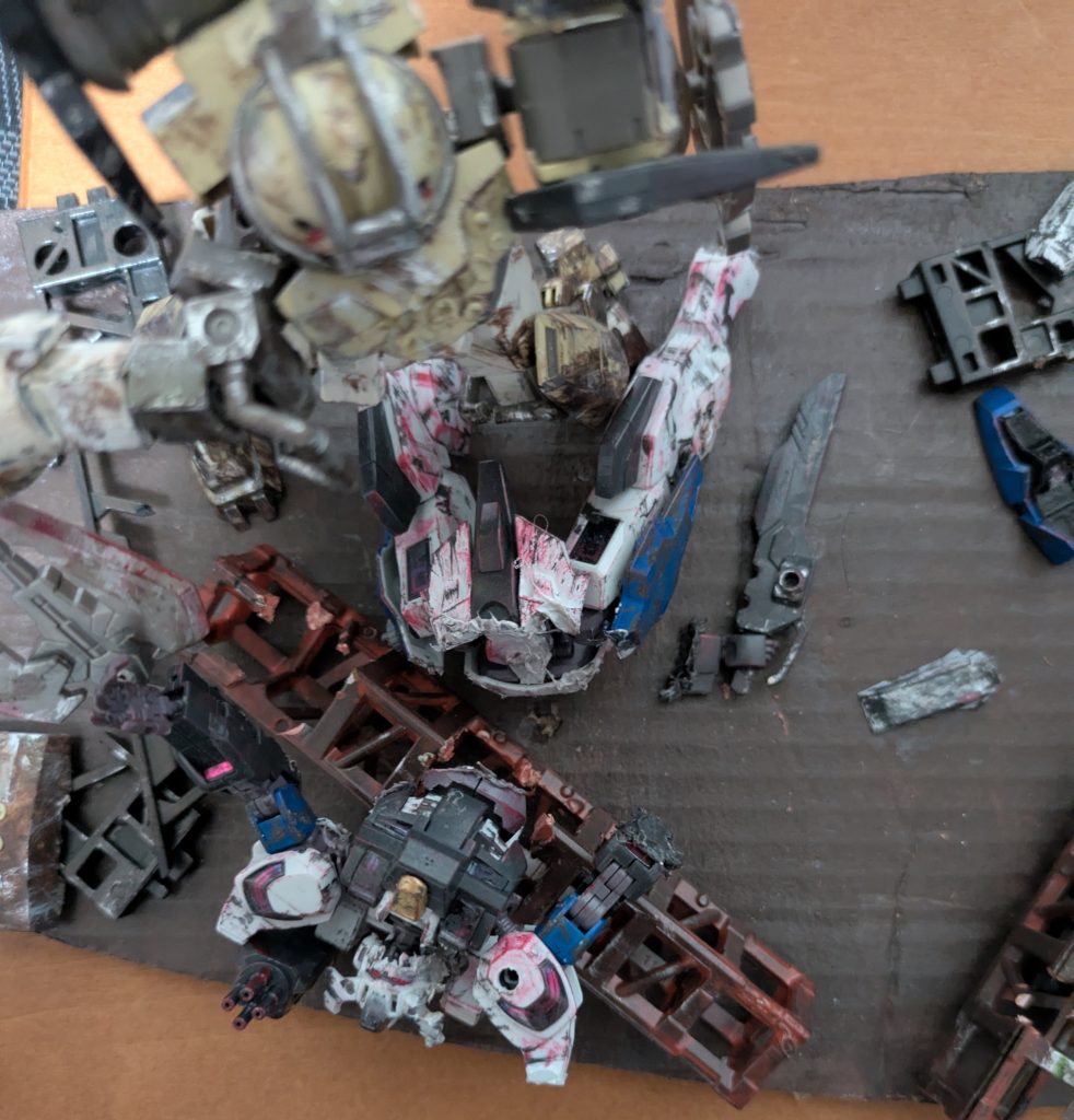 ハンダゴテを使って、胴体と腕を切り取って肩や顔を少し溶かしてみました。