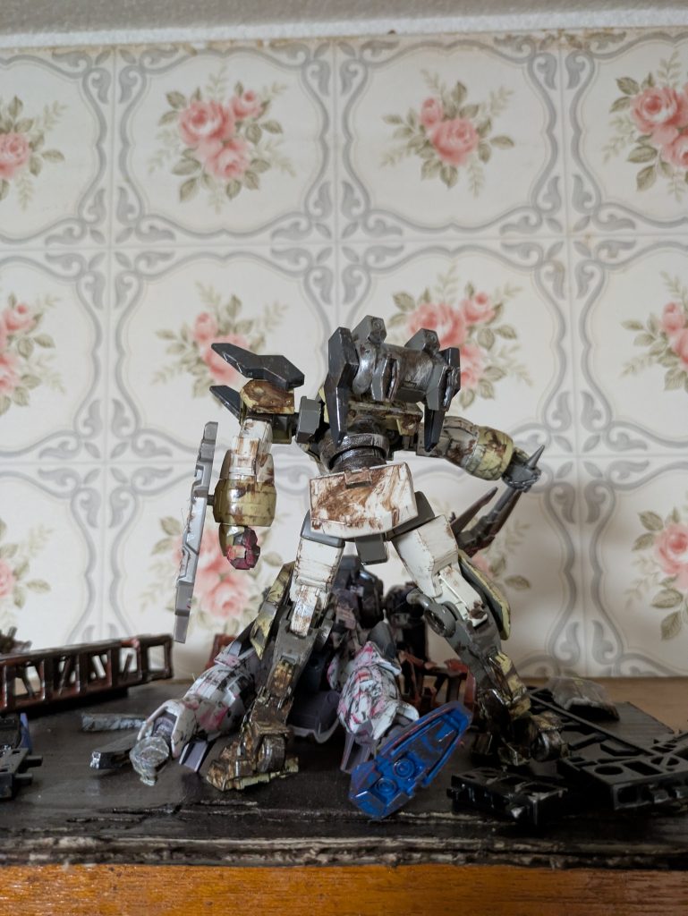 背面はこんな感じで全体的にウェザリング塗装をして、足の部分は1番汚れがつくと思ったのでめちゃ汚してみました。