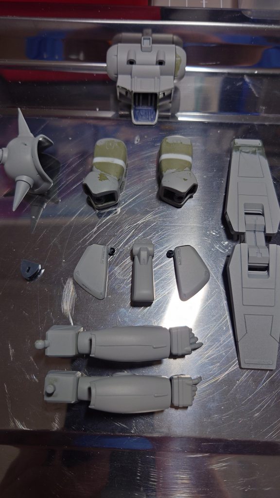 元々プロポーション良いのですが縦に詰まった印象が少しあったので太ももを２ミリ延長してます。またくどくならない程度にパネルラインとディテールパーツを追加しました。