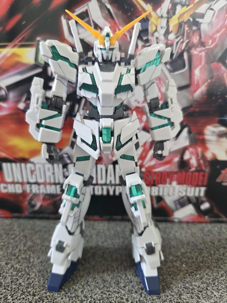 正面から。ユニコーンの全長、NT-Dの地点で相当デカイですよね！この姿で武装無いとそれでもそれでもいいながらネオ・ジオングにチョップしてる姿がなんかジワるんですよね個人的に💦