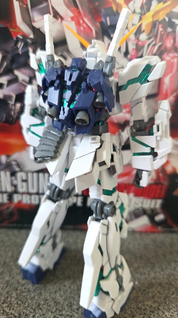 後ろ姿。光が当たるとヒケが目立ちますね(´・ω・｀)でもまあ………うん。