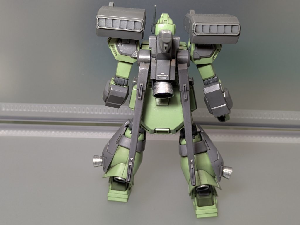 バーニアはガンダムマーカーのシルバーで塗って水転写式デカールも使ってみました。