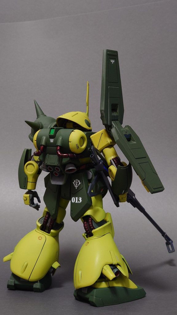 背面。取説指定カラーをベースにしましたが本体色(脚部等)は黄色味か強かったので最後に全体にクリアグリーンを吹いて調整してます。バックパックのセンサーはクリアパーツに置き換え。