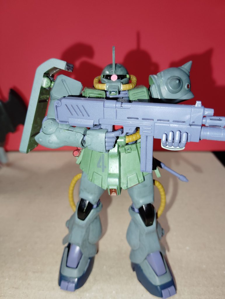 中古で買って来たザクII改、一見するとどこも悪くない、ですが関節以外ほとんど接着剤が付いていまして、分解すら困難でした。なんとか塗装し、自作アンテナを付ければ完成。