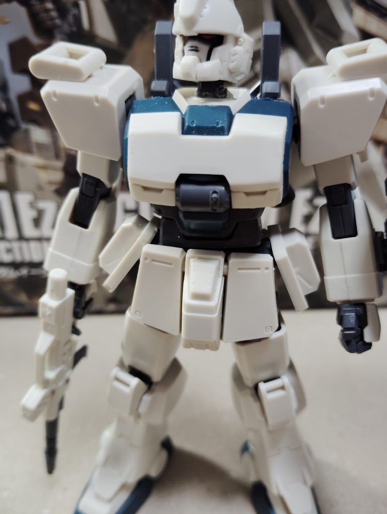 胸部装甲も左右の出っ張りを除去、シンプルに