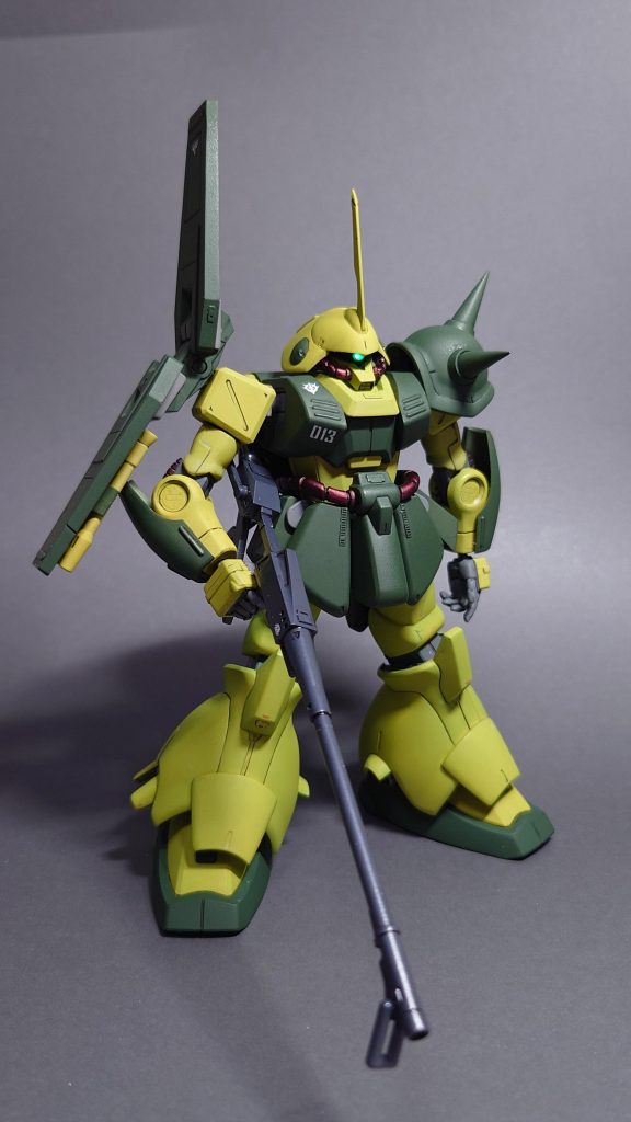 量産機らしく地味に落ち着いた感じでまとめたく一応形にはなったかと。十年以上前に購入したキットでウミヘビ&ビーム・ライフルその他パーツを紛失してしまったのでジャンク品でいつか補完できたらと思ってます。