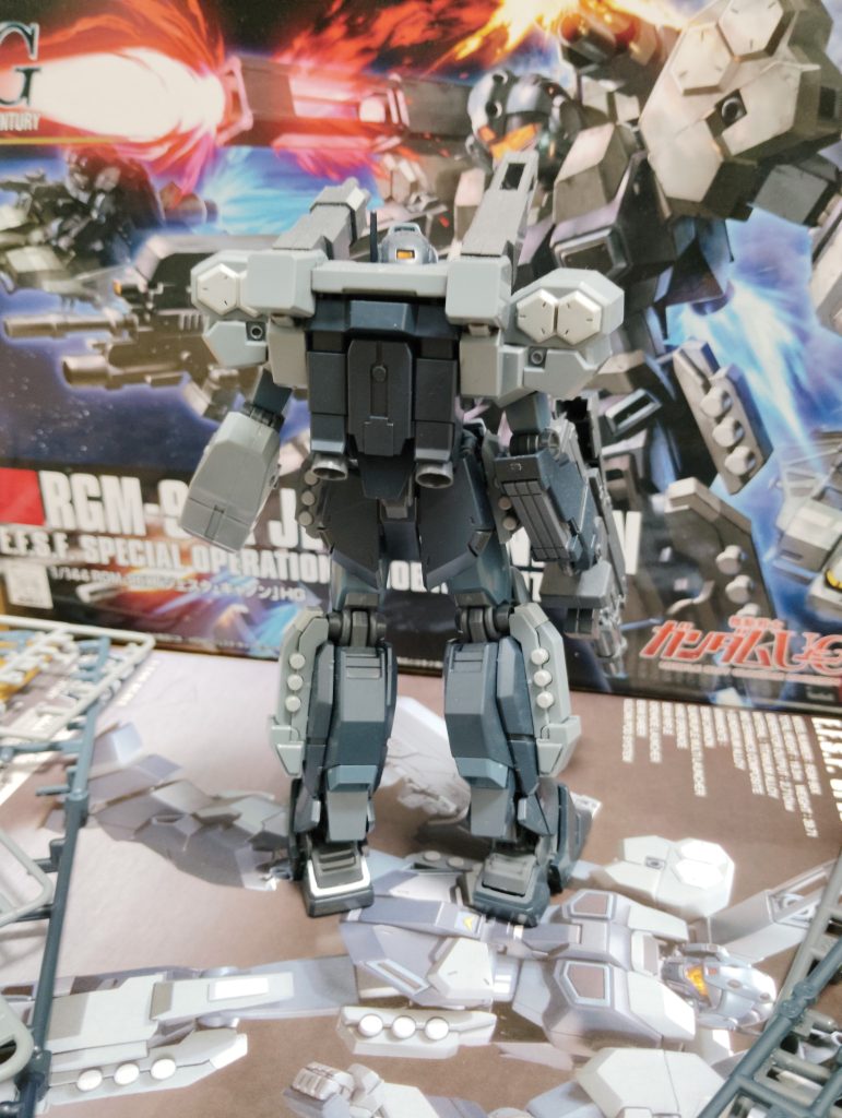 後ろ姿。バックパックのゴツゴツ感、2門のキャノン、イカすぜぇ