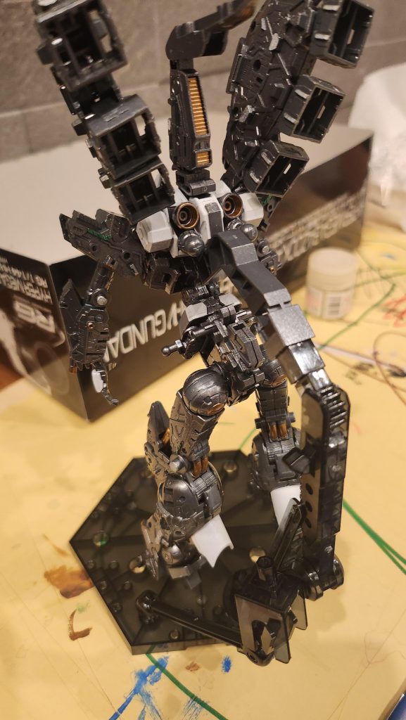 フレームはガンメタで塗装し、艶消し。一部ゴールドで部分塗装です。