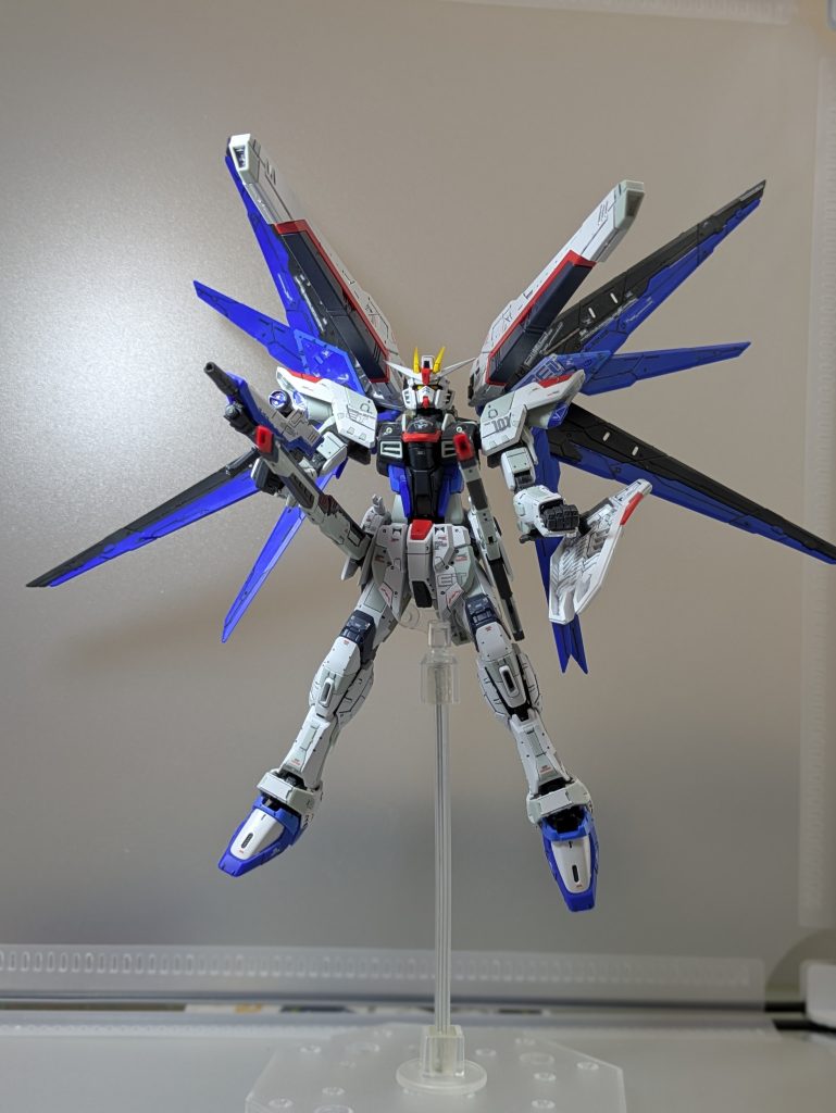 最後はフルバーストモードで。ガンダムSEEDファンにとってフリーダムガンダムは思い入れの機体だと思います。代わりに購入してきてもらった友人に感謝の気持ちでいっぱいです。