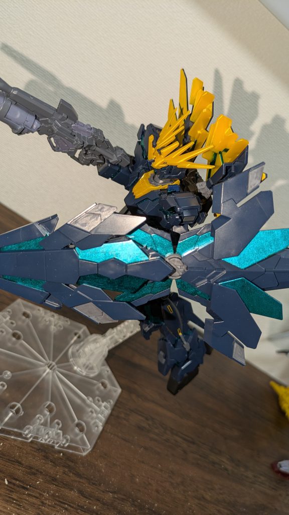 バンシィ・ノルンはアームドアーマーが一個一個大きくてポージングが難しいですね、、