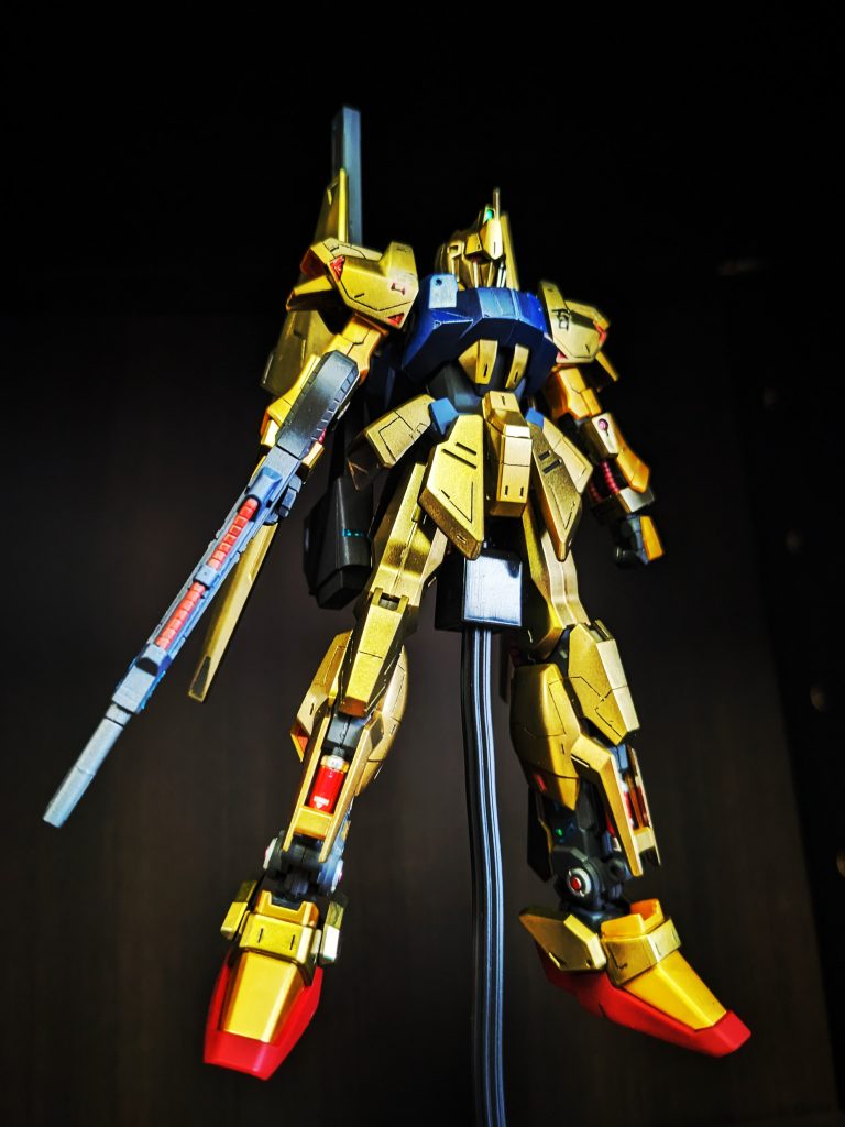 画像を加工してはいますが、個人的にはこのゴールドは落ち着いていて好きです。 スジボリはここの先人たちの素晴らしい作品を参考にさせていただいていますが、マイナスモールドに苦戦しています。マイナスドライバーを熱して作戦でやっていますがやはり後処理が難しいのと炎を目で見ていると目がちらちらして精度が落ちます。