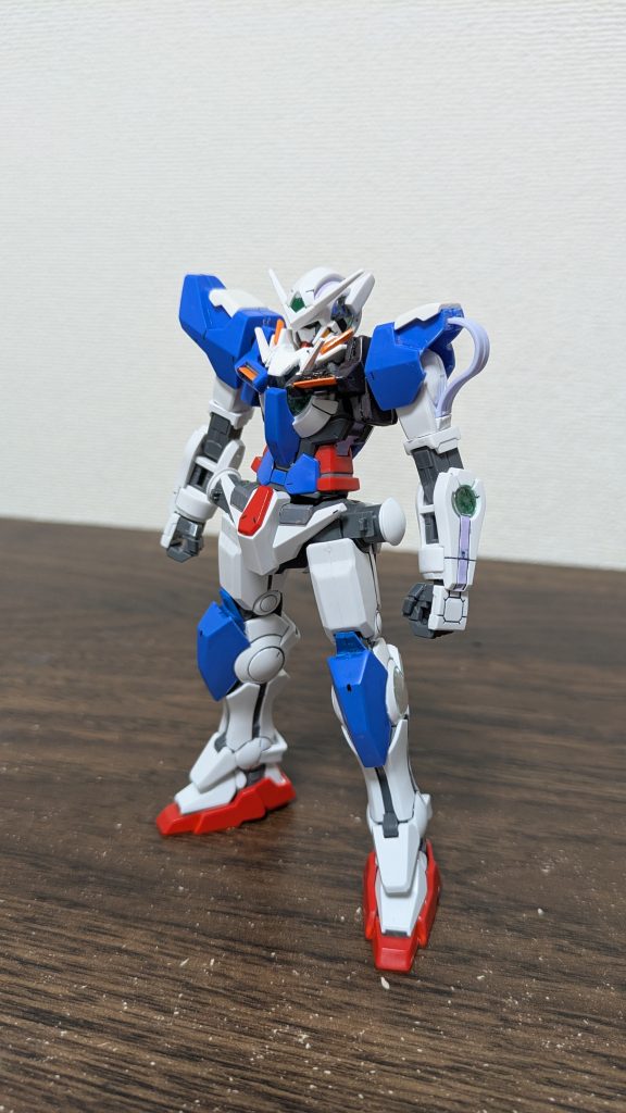 素体前面膝が青に変わるだけでも雰囲気がかなり変わったと思います。胸部装甲の片方がグラハムガンダムなのは製作途中までグラハムガンダムを作ってたからです。黄色のアンテナは短くして、切ったアンテナは胸部中央の白いパーツに使っています。クアンタのものを使おうかと思いましたがせっかくアンテナが余ったので使いませんでした。