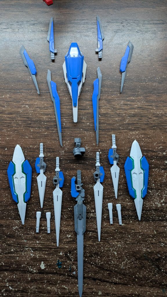 武器系GNソードi-v GNロングブレイド、ショートブレイド✕2GNシールド✕2GNビームサーベル✕4GNシールドvGNシールドビットA,B,Cとなっています。元は下半分の武器だけにするつもりでしたがビットの付いてないクアンタのシールドが心細く感じたので更に増えました。