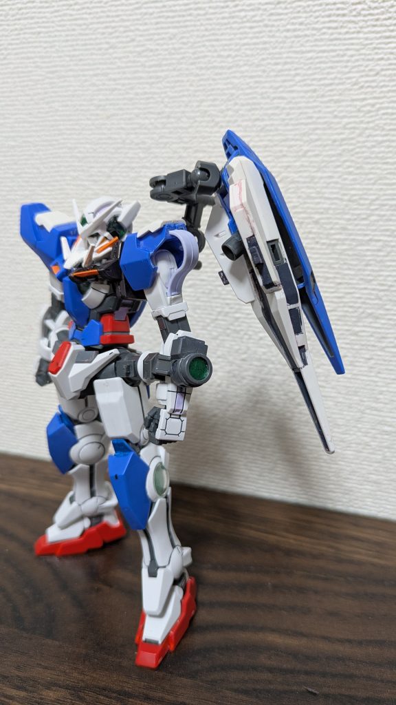 もう一つの設定として、この機体は新型GNドライヴを直結する実験を行う実験機となっています。腕のGNドライヴとシールドv裏のGNドライヴを物理的にガッチャンコします。腕のグレーの縦線はGNドライヴが付いてる関係でGNコードに変わっています。