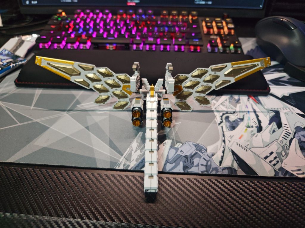 EGグラスフェザーをマーカーで部分塗装–2枚目/制作者:syoooooh