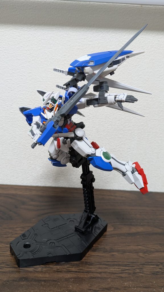 GNソードi-v エクシアだとあの太いGNソードの印象が強いのでちょっと刀身が細く感じてしまいます。