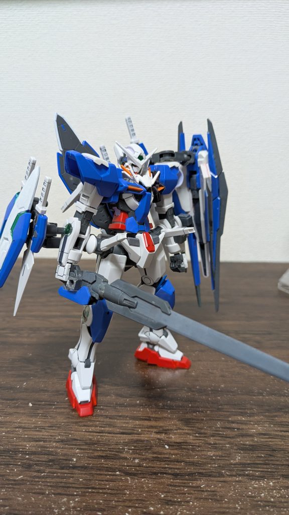 武器をフル装備した状態。シールドが3面に付いているので防御は万全ですGNロングブレイドに加えてGNショートブレイドも付いたので投擲しても問題ナシ!