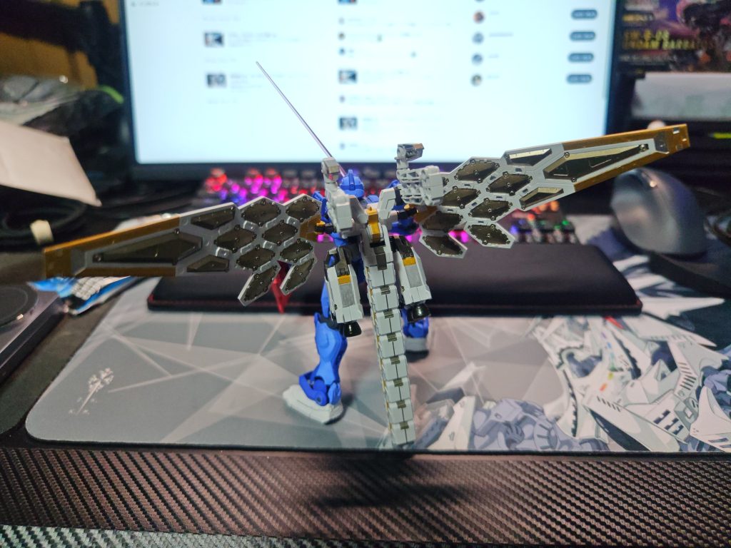 前回投稿したガンドラえもんに装備しましたが、グラスフェザーの方がサイズ小さくて、腰を落とさないと立たせられませんでしたw