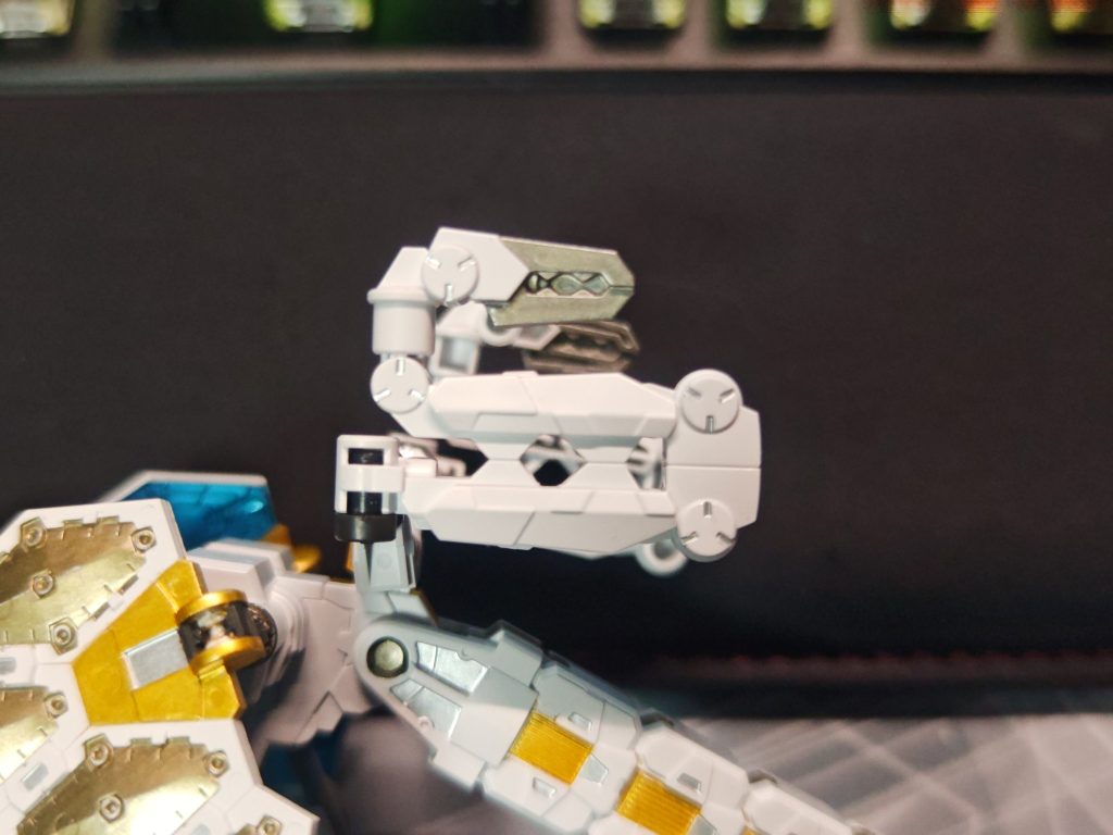 分かりにくいけど、アームはさきっちょとマイナスモールドを塗装。あと、アームとアームがくっついてる真ん中部分の穴を開けました。なぜそんな労力を使ったのかは謎です…。