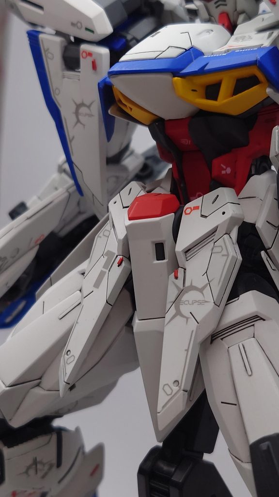 フロントアーマー胸部なども筋彫り追加してレッドチップなども追加してます。