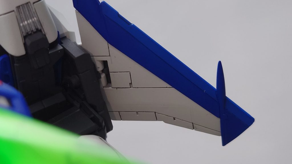 当然パテで埋めただけだと何も無いので、肩アーマーの羽の裏面は筋彫りでそれっぽく彫り直してます。