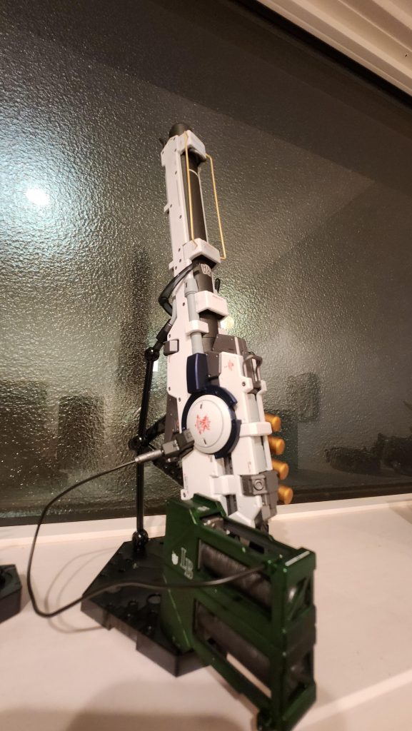 並行してでっかい筒(笑)も製作。公式では白黒のカラーリングですが、一部メタルダークブルー、ゴールドで塗装。さらに真鍮線で意味のあるかわからない手すりも設置しました。デカールはRGニューガンダムの水転写デカールを転用。