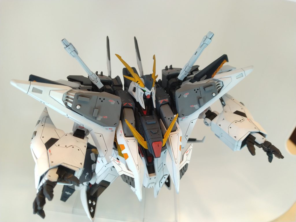 スジボリ、モールド追加、肉抜き埋めを施しています。マニュピレーターもメタルブラックに変更しました。合わせ目消しはウイングスタビライザーくらいで、ほぼ合わせ目は出ないキットでした。