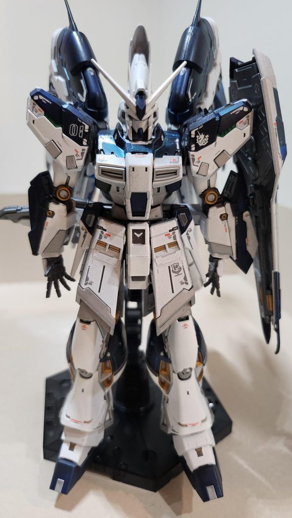 プラの色分け、成形、メカニズム、プロポーション、すべてがえげつないクオリティで、正直感動しながら作ってました。ハイニュー専用の水転写デカールも良い感じ。ラッカー塗装の粗いムラ出来てしまったのが残念。私の腕の問題です…。 色味は実際よりも暗めのブルーにすることで、オリジナルの雰囲気を残しつつ兵器っぽさを出してみたつもりです。