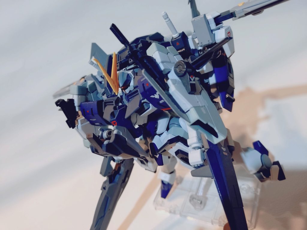 ペイル社が『ファラクトにも負けない機体を』という目標を掲げつつも、ハイリスクなガンドアームではなく、操縦士の腕にかけ極限まで高出力・高火力化。あらゆる状況に対応可能にしたという機体。スーサイド的な特攻型ではなく、特殊高次機動型的な特高型なのです。