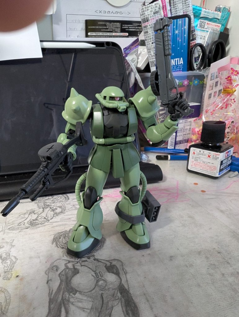 両肩をスパイクにしたらドズル専用機っぽくなったやつ。　手持ちのショットガンはケンプファーのものとザクマシンガンのマガジンを付けたオリジナル武器