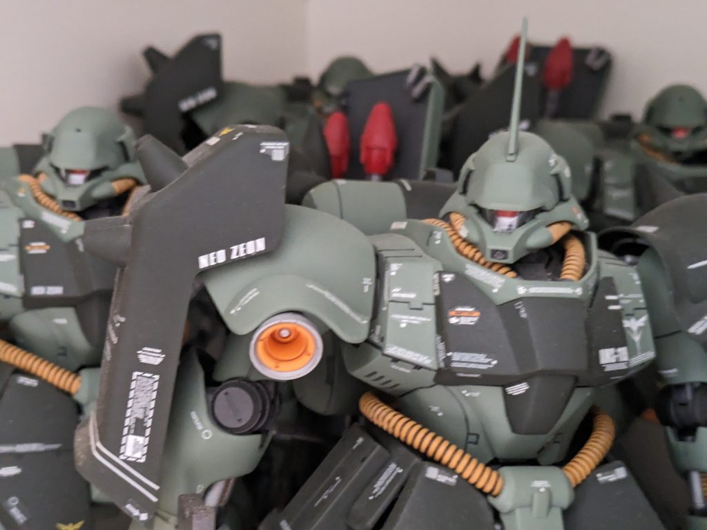 ちょっと部隊感を出すために、デカールは3機単位で少し分けてます。少しゴテゴテし過ぎですが、遠目から見るとちょうどいい感じ。写真だと分かりにくいですが、モノアイだけメタルパーツにしてます。そのうちレズンカラーの小隊も作りたいです。