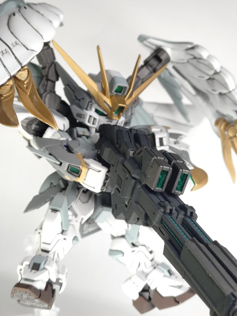 ツインバスターライフルはミッドナイトブルーと焼鉄色でシックに仕上げました。本体に派手めな差し色があるのでバランスよくなったと思います。