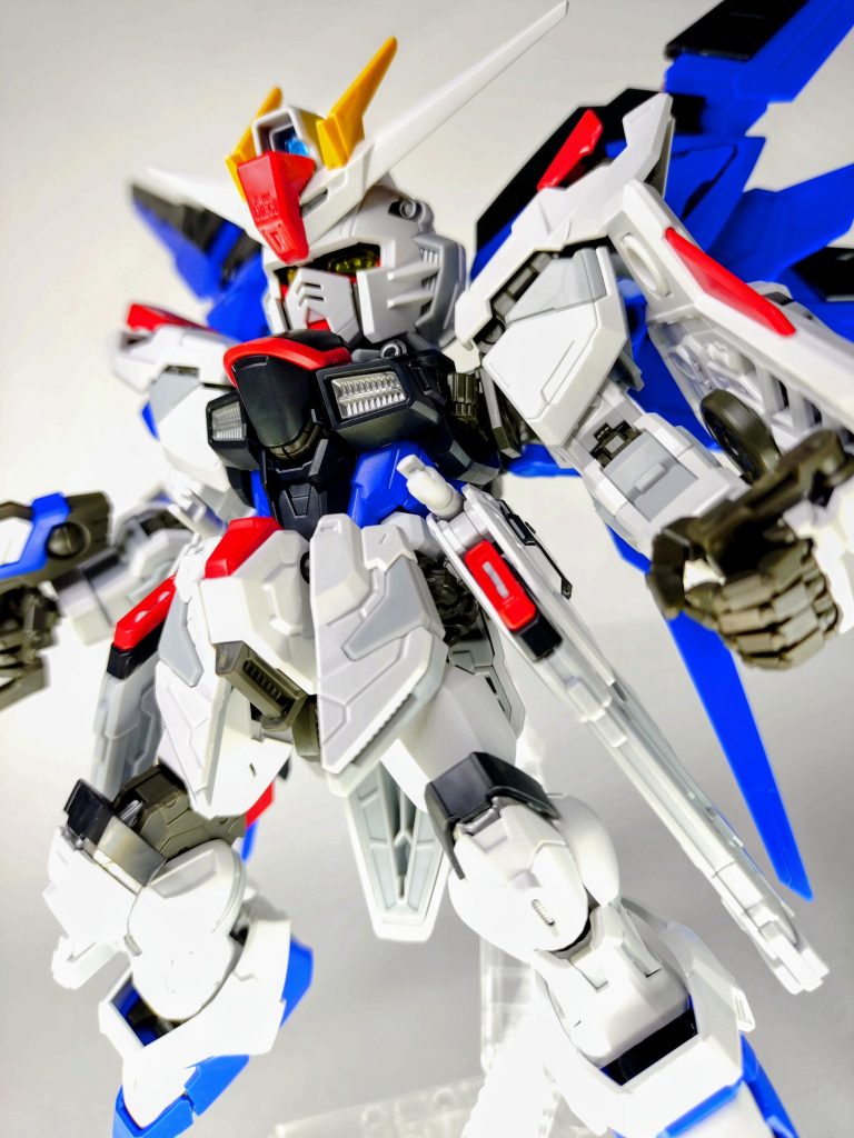 最後に素組みです。後発のMGSDに比べるとクリアパーツの集光力?が弱いのがカメラアイが暗く見えますね…