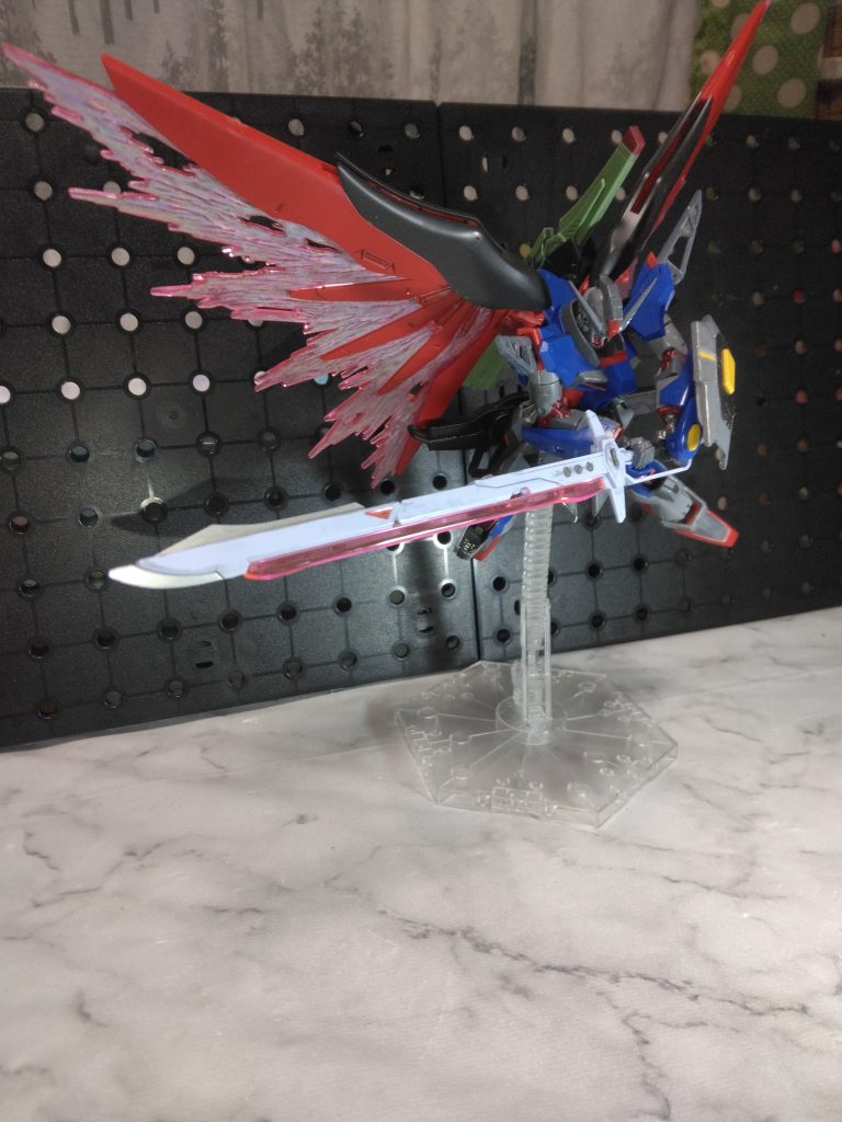 ホントはいろんなポージングつけたいんですが、塗装ハゲが多くてポーズ変更で飾りなおす度に塗装してますね😅デスティニーでは1番好きなこのポーズで固定して飾っております。