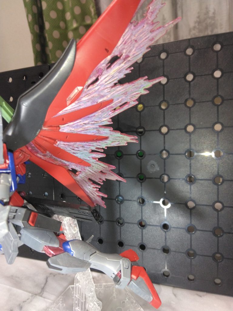 光の翼は、デスティニーを作成しているモデラー様方が使っているトランザムホロレッドで塗っています。少し写っているレールガンは3Dプリンタで作成して頂いたものを購入して塗装し、ピンバイスで穴を開けてプラ棒でデスティニーのリアスカートにお手軽マウントしています。