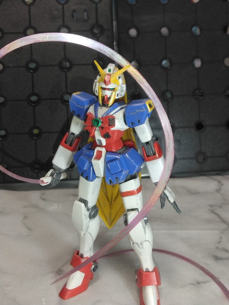 ビームリボンはそのままの色だと寂しかったのでトランザムホロで塗装しています。後期OPの1カットイメージを出したかったのですが、なかなか😅