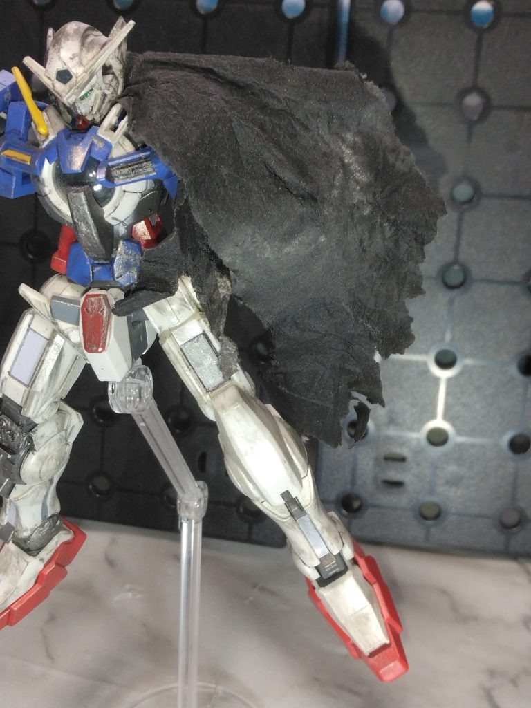 小学生当時はマントなど制作の仕方が分からずティッシュに塗料をつけて乾燥させて形を整えてました。最初はもっと茶色でしたが、耐久性がなくこれは2代目のマントになります。