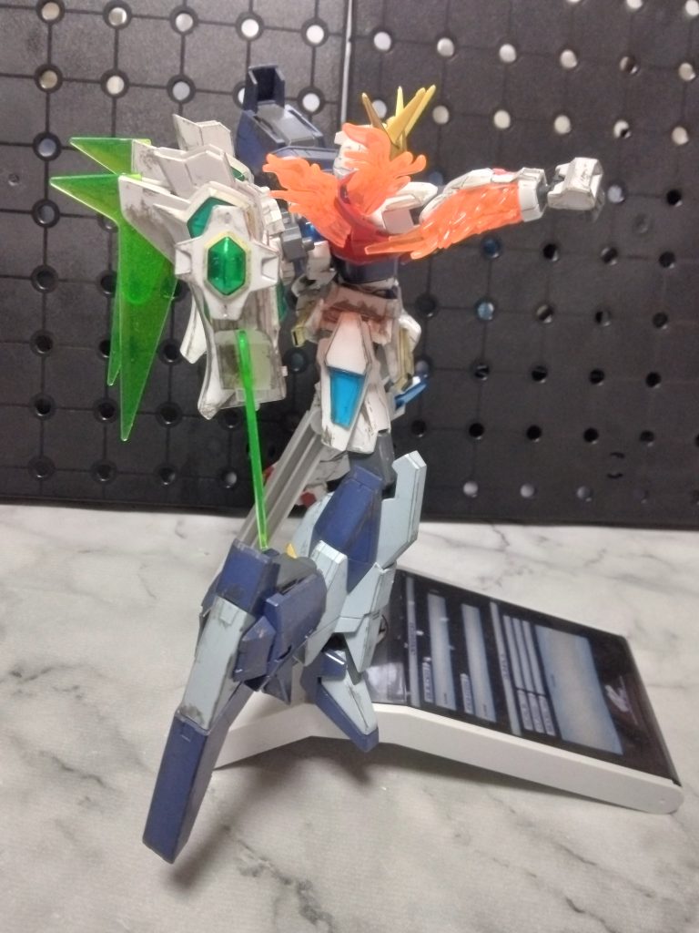 ジョイントは他のHGから余ったジョイント等を使用して何とか取り付けています。