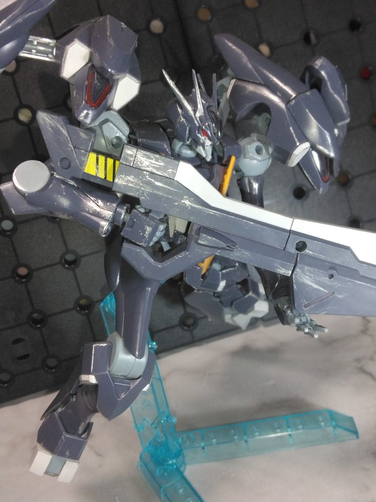 パーメットとカメラの赤、本体の暗めの紺がめちゃくちゃかっこ良すぎる。水星機体の中で一番のお気に入り。金属擦れ表現の塗装と少しウェザリングをしています。